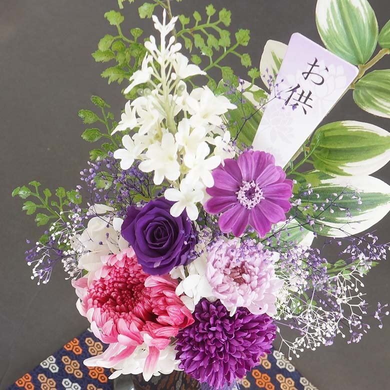 お盆のお供え花は、暑さにも負けないプリザーブドフラワーで