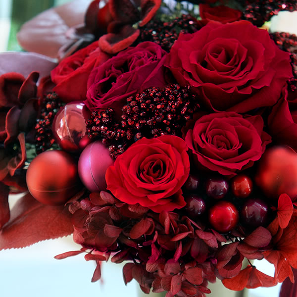 真っ赤なバラが奥様への愛情を表しているようなフラワーアレンジ