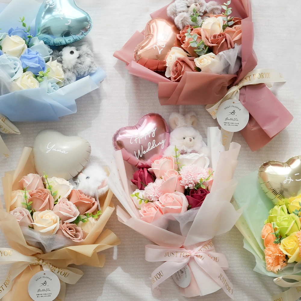 ぬいぐるみとお花を束ねた
ハートバルーンがきらめくブーケ