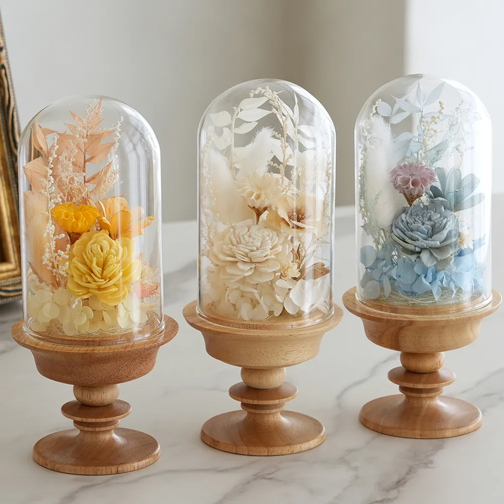 ガラスドームの中に咲くナチュラルアンティークなお花
