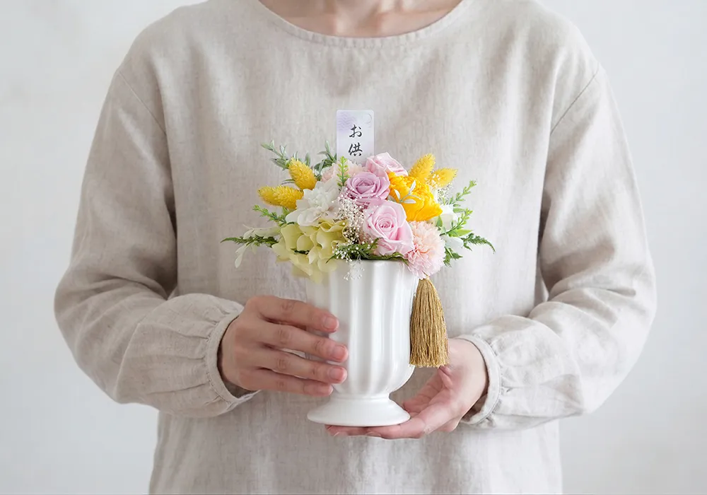 陶器の花器つきですぐに飾れる