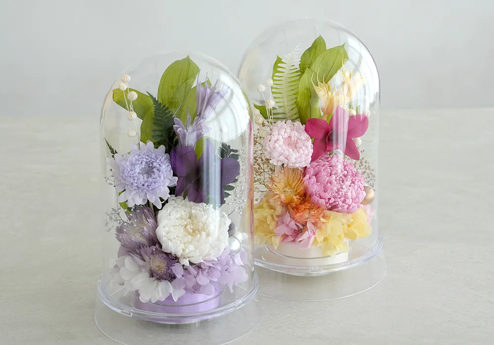 祈りの場を彩る花々