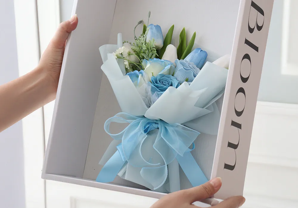 そのまま飾れるボックス入り